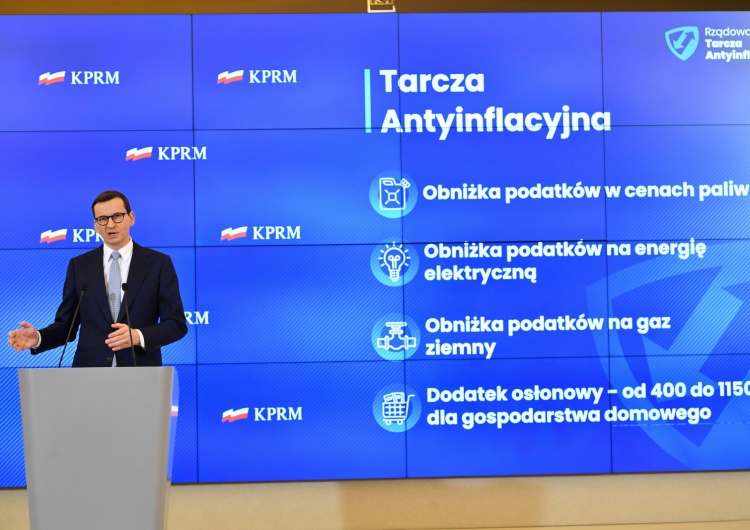 Mateusz Morawiecki Od 400 do 1100 zł na gospodarstwo domowe i obniżka podatków na paliwa i energię. Premier zaprezentował szczegóły tarczy antyinflacyjnej