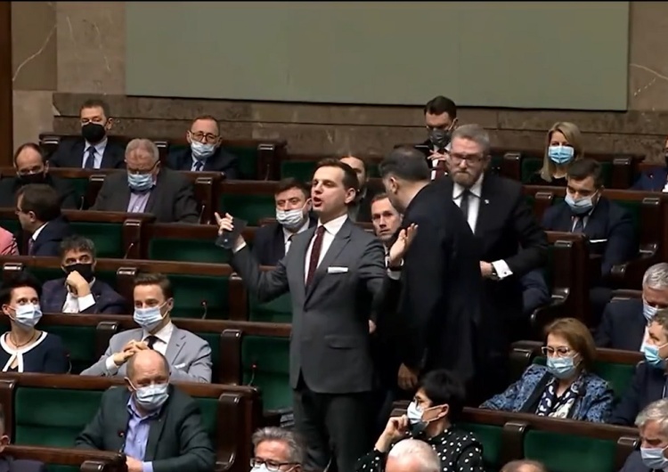  Dwóch posłów Konfederacji zostało wykluczonych z obrad Sejmu. Poszło o maseczki [VIDEO]