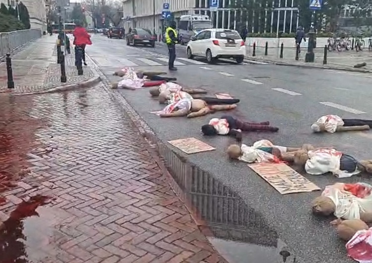  „Pamiętacie jak skończył Ceausescu?” Protest Lempart pod Sejmem. Znów użyli czerwonej farby