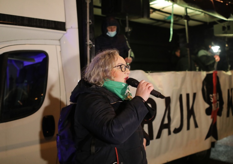 Marta Lempart „Mordercy w polskich mundurach”. Skandaliczny protest Lempart przed Sejmem