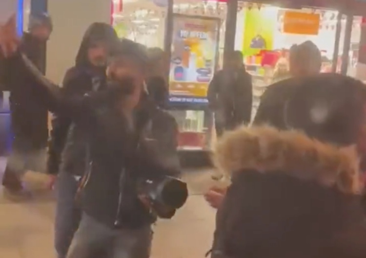  Szokujące nagranie z centrum Londynu. Grupa mężczyzn zaatakowała żydowską wycieczkę [WIDEO]
