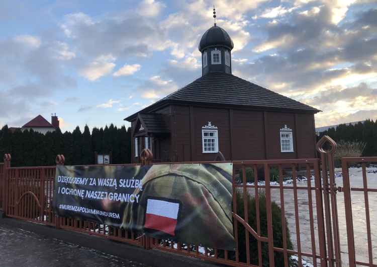 meczet w Bohonikach [FOTO] Na ogrodzeniu meczetu w Bohonikach baner #MuremZaPolskimMundurem!