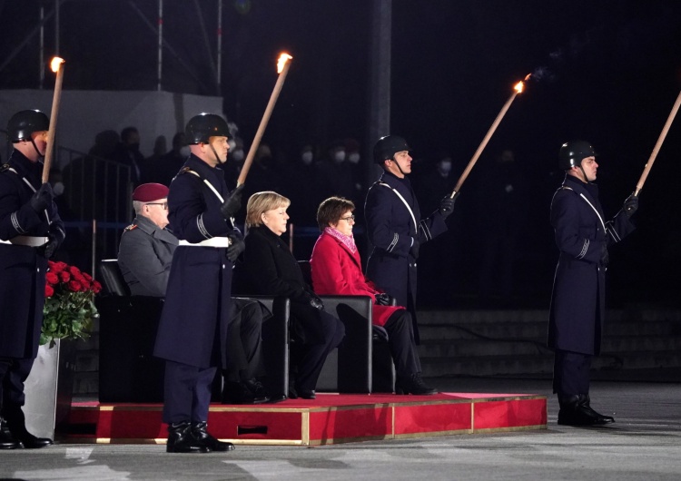 Pożeganie Angeli Merkel Pożegnanie Angeli Merkel. Niemieccy żołnierze z pochodniami