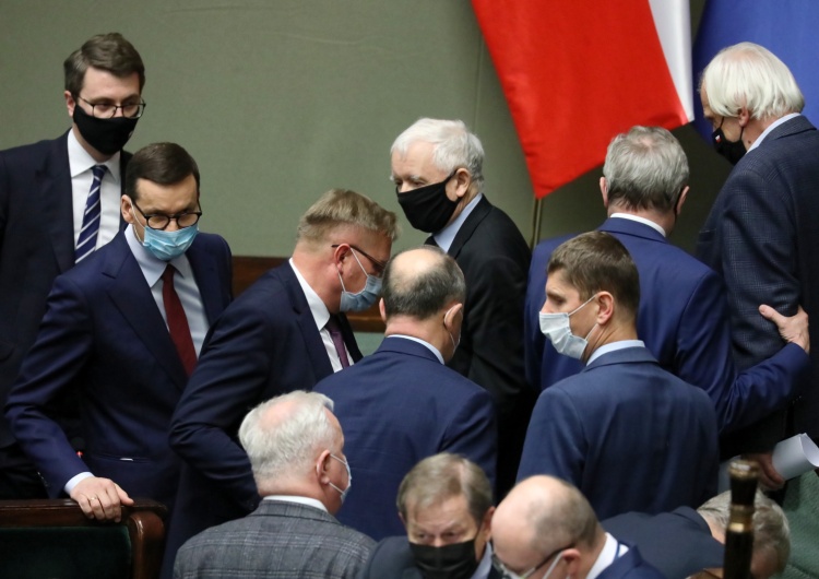 PiS wygrało w Sejmie jednym głosem. Dwie posłanki opozycji wystosowały oświadczenia