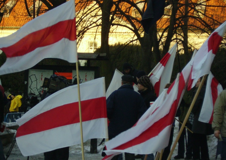 Flagi białoruskiej opozycji Prześladowani Białorusini znajdują schronienie w Polsce. Jest już ich ponad 20 tys.