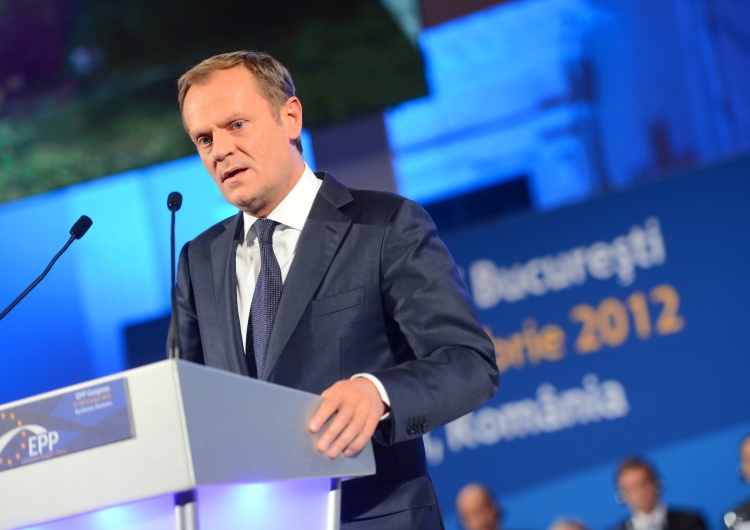 Tusk atakuje promując swoją książkę.