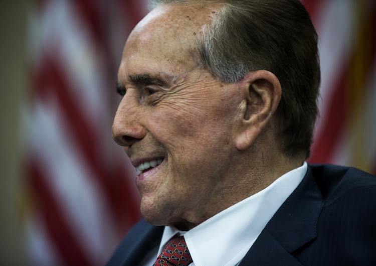 Bob Dole Zmarł były senator i kandydat na prezydenta Bob Dole. Był odznaczony Krzyżem Komandorskim z Gwiazdą Orderu Zasługi RP