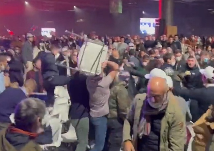  Kandydat na prezydenta Francji zaatakowany na wiecu wyborczym. Doszło też do bójki z Antifą [VIDEO]