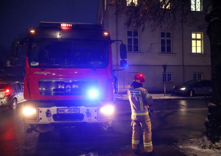 Straż pożarna przed Liceum Ogólnokształcącym im. Cypriana Kamila Norwida w Radzyminie, 6 bm. Z budynku ewakuowano ponad 400 osób po tym jak jeden z uczniów przyniósł granat moździerzowy do szkoły Radzymin: Ewakuowano 400 osób. Uczeń przyszedł do szkoły z bombą