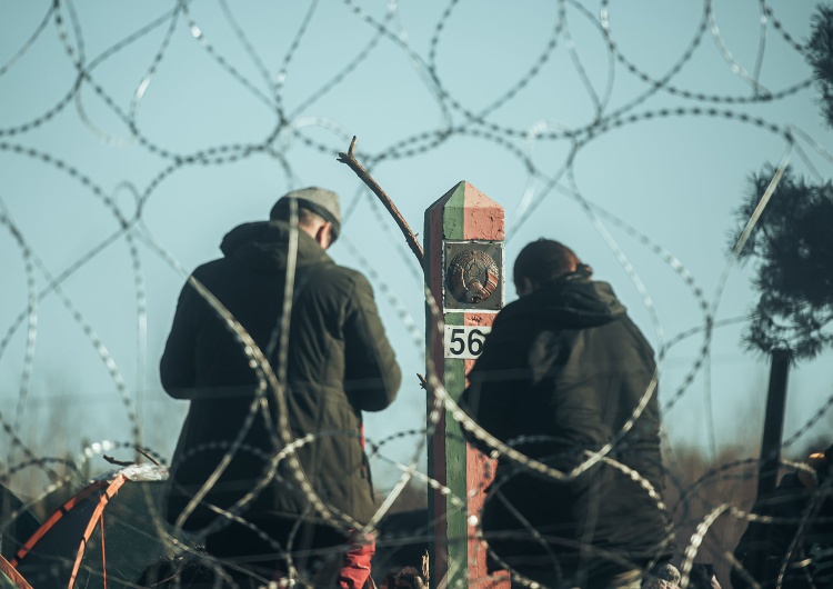 Imigranci na Białorusi Białoruskie służby podają imigrantom alkohol? MON publikuje nagranie [VIDEO]