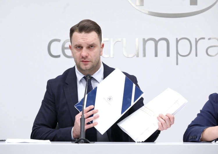 Łukasz Mejza „Robi sobie jaja”. Nieoficjalnie. Politycy PiS wściekli po konferencji Mejzy