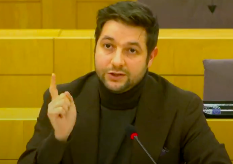  Ostre wystąpienie Patryka Jakiego w PE! „To jest rasizm, podejście kolonialne” [WIDEO]
