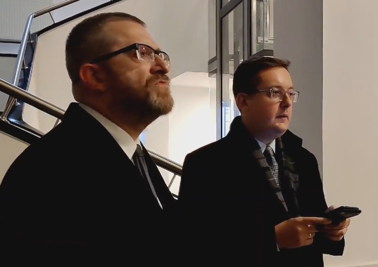  „Biegali, krzycząc i siejąc wyzwiska”. Rzecznik MZ skieruje pismo ws. posłów Konfederacji [VIDEO]