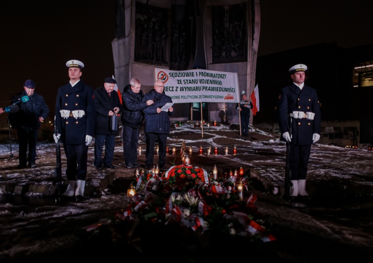  [fotorelacja] Gdańsk. Stan wojenny. Złożenie kwiatów pod Pomnikiem Poległych Stoczniowców i msza w św. Brygidzie