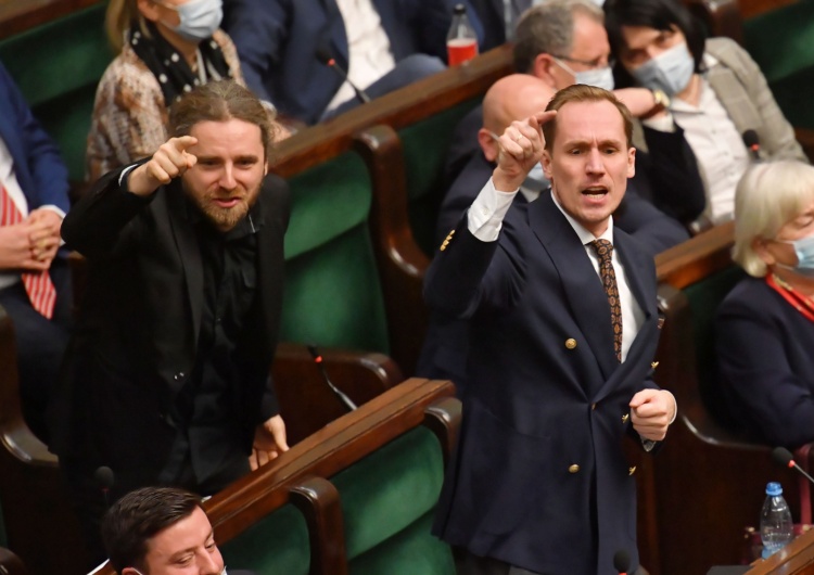  Awantura w Sejmie! Okrzyki „precz z faszyzmem”, jeden poseł wykluczony z obrad [WIDEO]