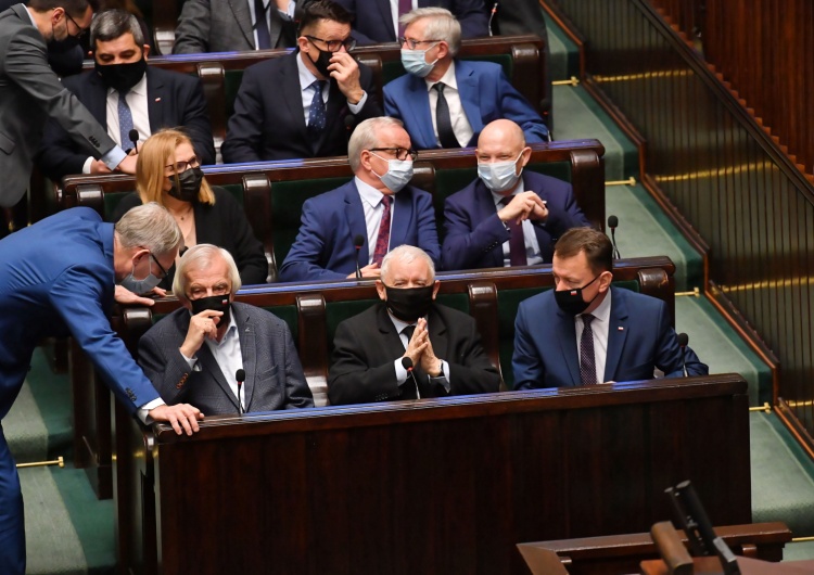 Najnowszy sondaż: Koalicja Obywatelska niemal na równi z PiS-em. PSL poza Sejmem