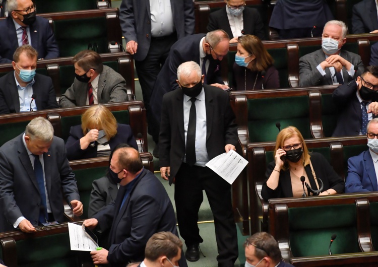  Zjednoczona Prawica niezmiennie na fotelu lidera. Pięć partii w Sejmie [SONDAŻ]