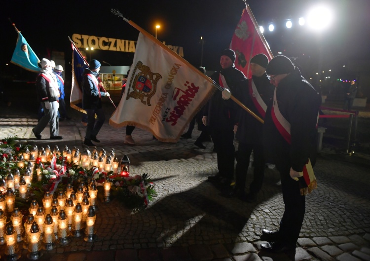 [fotorelacja] Gdańsk: Uroczyste obchody 51. rocznicy Grudnia '70. Złożenie wieńców pod Pomnikiem Poległych Stoczniowców
