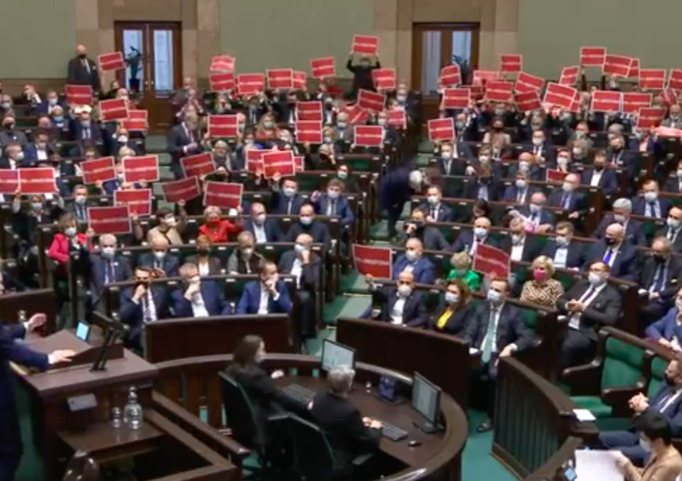  Kolejny happening posłów opozycji. Takiej reakcji marszałek Sejmu się nie spodziewali [WIDEO]