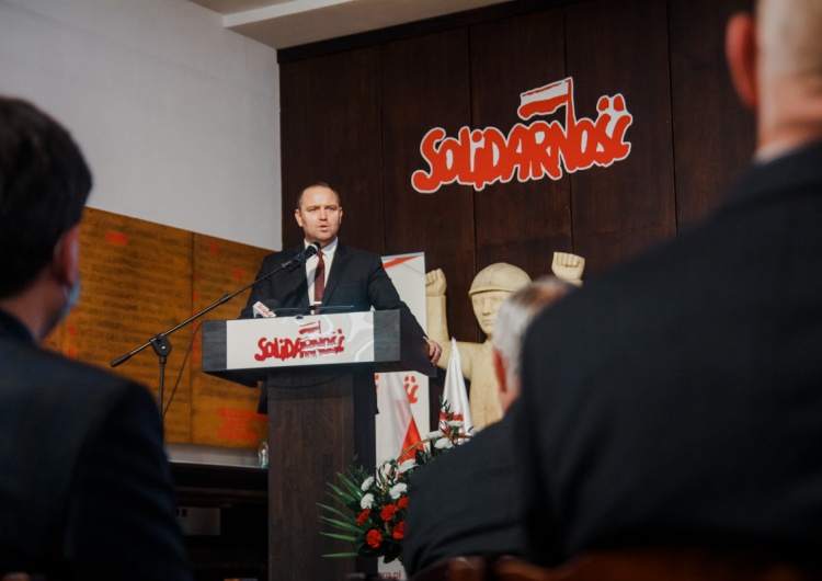 Wręczenie Krzyży Wolności i Solidarności, Gdańsk, Sala BHP [nasza fotorelacja] „Ten Krzyż symbolizuje ciężar, który nieśliście w okresie komunizmu”. W Sali BHP uroczyście wręczono Krzyże Wolności i Solidarności