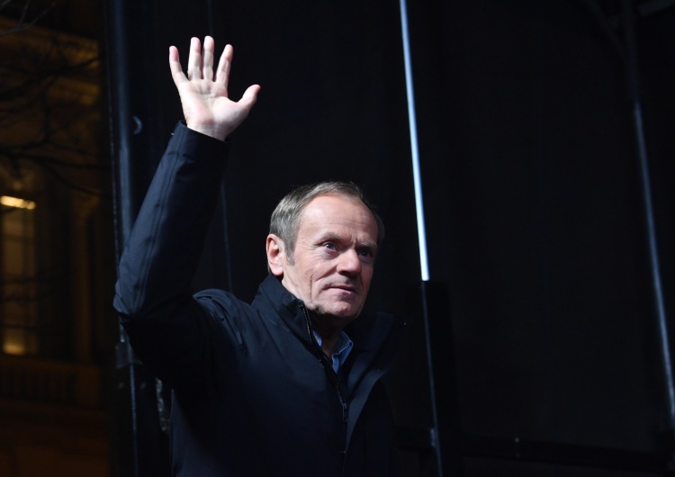 Donald Tusk Tusk do prezydenta Dudy: „Lepszy dla ciebie byłby świt zimowy. I sznur i gałąź pod ciężarem zgięta” [VIDEO]
