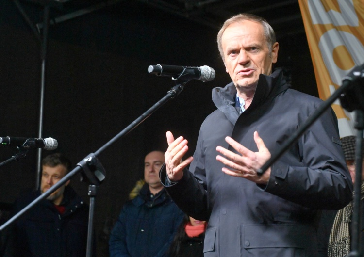 Donald Tusk Europoseł PiS: Tusk straszył nas, że wyginiemy jak dinozaury, a dziś grozi śmiercią prezydentowi