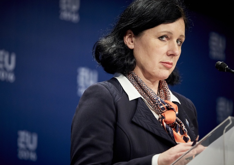 Gdzie lokuje pieniądze wiceszefowa KE? Zaskakujące informacje o inwestycjach Věry Jourovej
