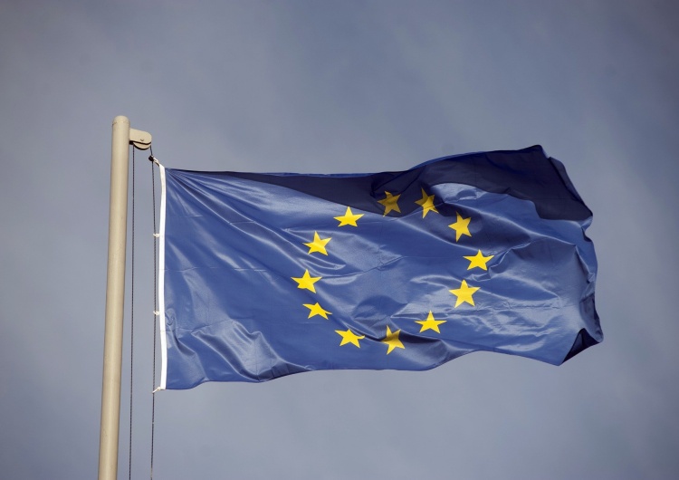 Politico: „Polska ma rację co do supremacji prawnej UE”