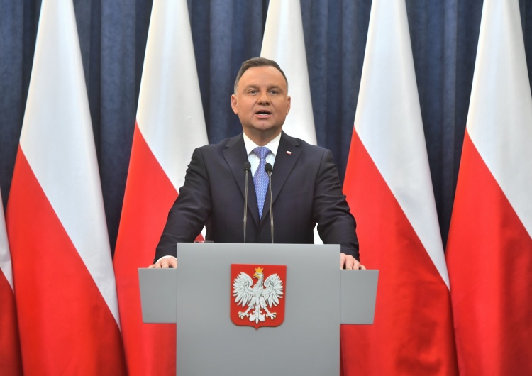 Andrzej Duda Prezydent Andrzej Duda podpisał ustawę o dodatku osłonowym. Kto dostanie wsparcie?