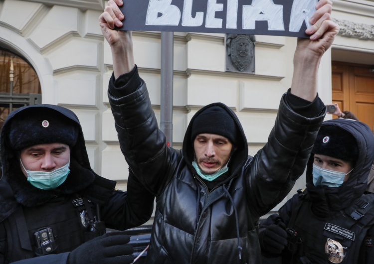Rosyjska policja aresztująca człowieka protestującego w obronie Memoriału Sąd w Moskwie podjął decyzję o likwidacji centrum praw człowieka Memoriał