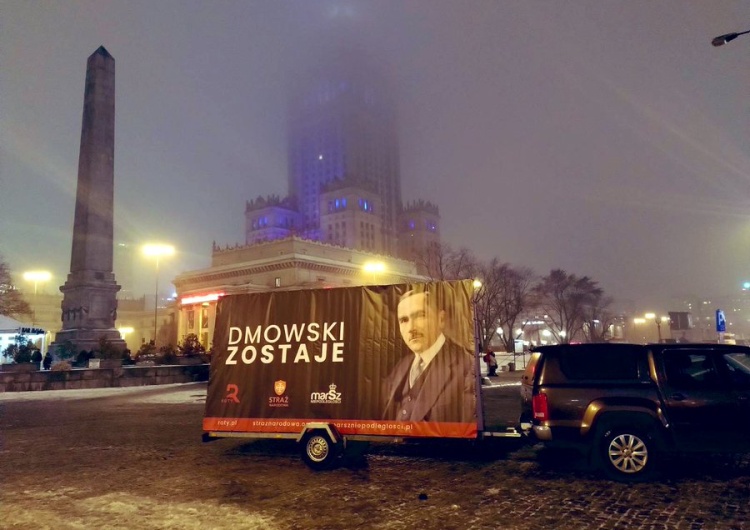 Akcja Dmowski Zostaje „Dmowski zostaje”. Na ulice Warszawy trafiły ruchome billboardy