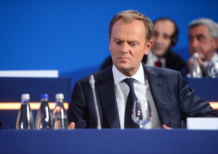 Donald Tusk „Są przerażeni tym, co z tych telefonów może wyjść”. Dominik Tarczyński kpi z Donalda Tuska