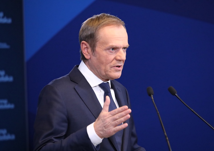  „Czy wyście tam powariowali?!” Tusk opublikował nagranie, w którym oskarża Morawieckiego [WIDEO]