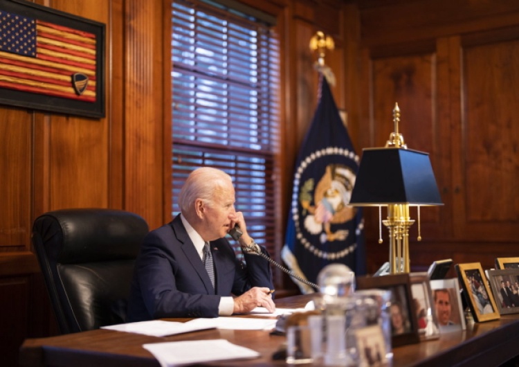 Joe Biden podczas rozmowy telefonicznej z Władimirem Putinem Władimir Putin i Joe Biden rozmawiali telefonicznie na prośbę strony rosyjskiej. Wiemy, o czym rozmawiali
