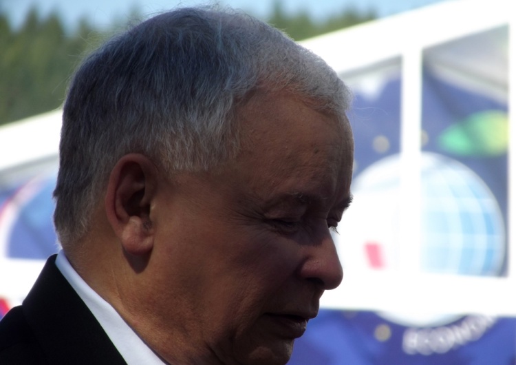Jarosław Kaczyński Jarosław Kaczyński szykuje się na rząd mniejszościowy? „Gra będzie się toczyć o obecność Zbigniewa Ziobry w rządzie”