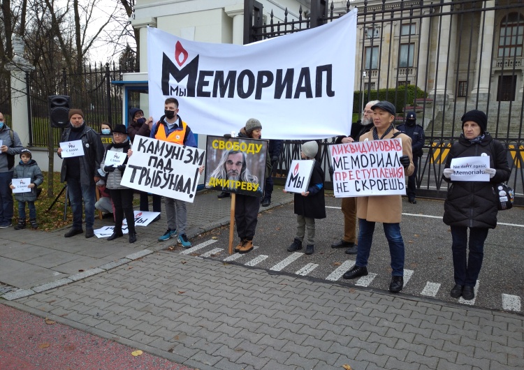 Demonstracja „Nie damy zgasić Memoriału” przed ambasadą Rosji w Warszawie, 21 listopada 2021