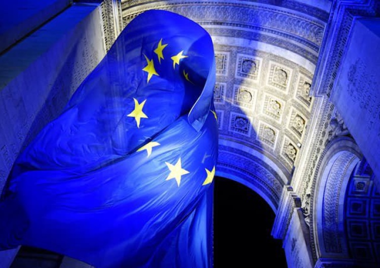 Francja: Usunięto flagę UE z Łuku Triumfalnego. Pałac Elizejski wydaje oświadczenie, Le Pen ogłasza zwycięstwo