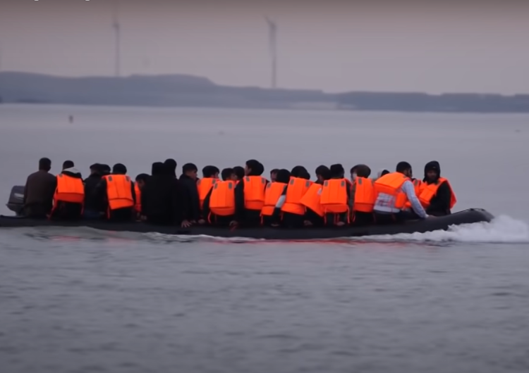 Imigranci Rekordowa liczba migrantów przebyła w ubiegłym roku kanał La Manche