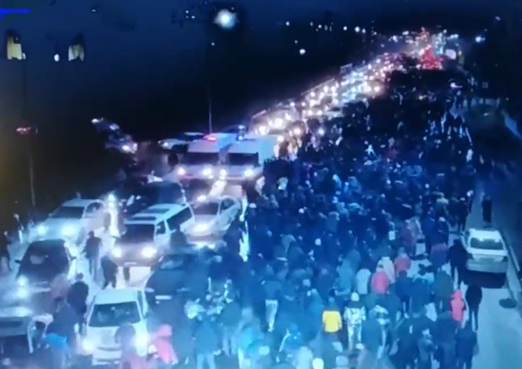Protesty w Kazachstanie Gorąco w Kazachstanie. Reuters donosi, że płonie otoczony przez protestujących ratusz Ałma Aty. Na miejscu słychać strzały
