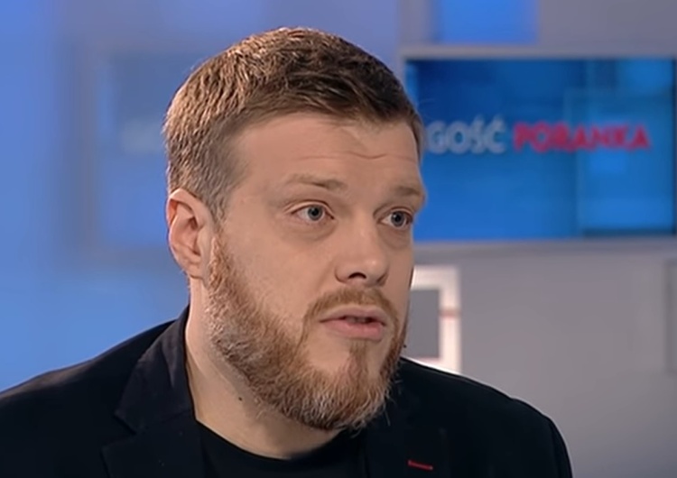 Adrian Zandberg „Tym powinny zajmować się publiczne instytucje, pod kontrolą UE”. Zandberg o usunięciu profilu Konfederacji z Facebooka