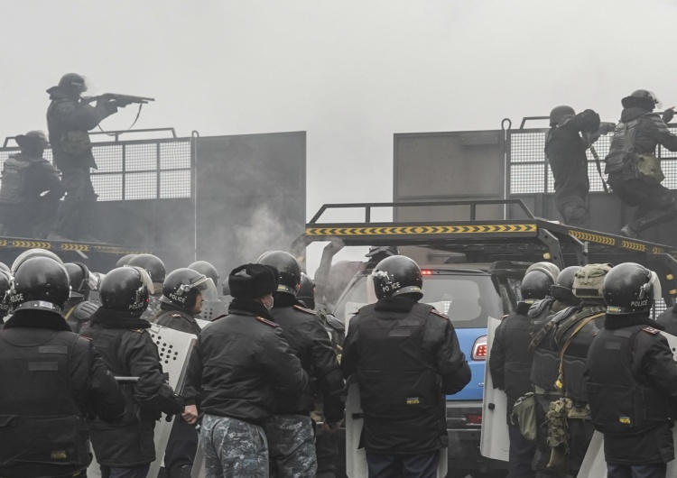 KAZAKHSTAN ENERGY PRICE HIKE PROTEST [VIDEO] Wielkie protesty i dymisja rządu w Kazachstanie. Protestujący rozbrajają żołnierzy, Nazarbajew odsunięty