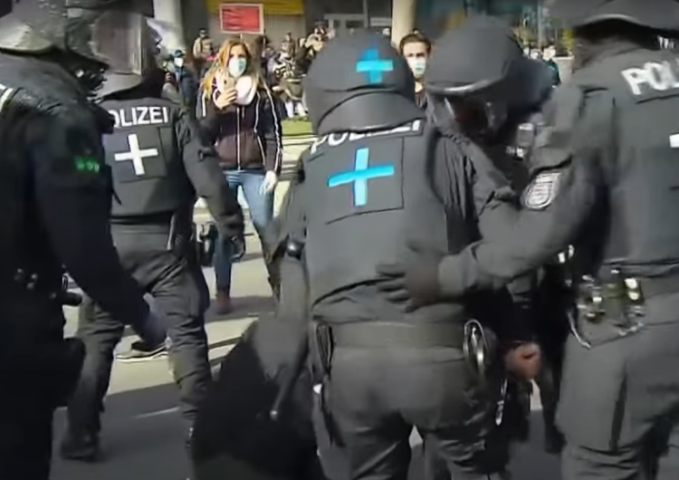 Policja niemiecka Nie tylko Holandia. W Niemczech policja użyła pałek i gazu pieprzowego przeciwko demonstrantom