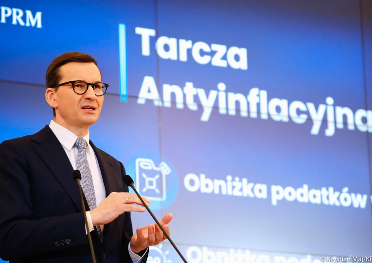 Mateusz Morawiecki Premier zapowiada benzynę tańszą nawet o 70 groszy za litr. Będzie tarcza antyinflacyjna 2.0?