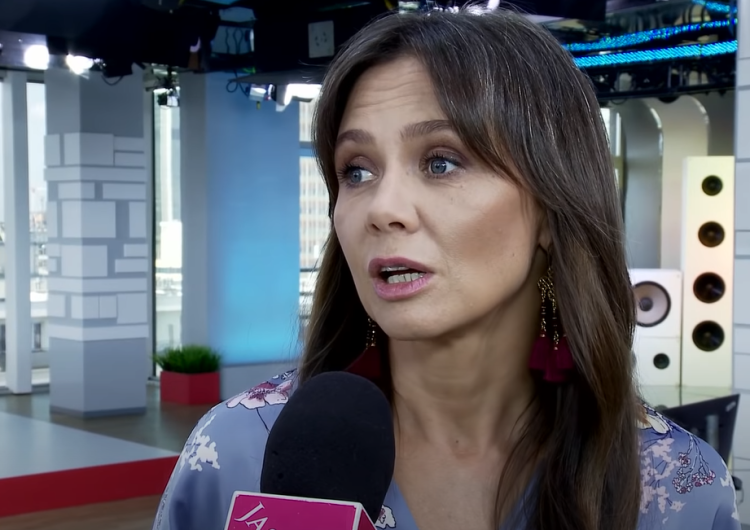 Kinga Rusin Rusin zachwycona pobytem na antypodach. „Nie to co u nas, w Polsce”. Pisze także o „gwałcących Konstytucję”