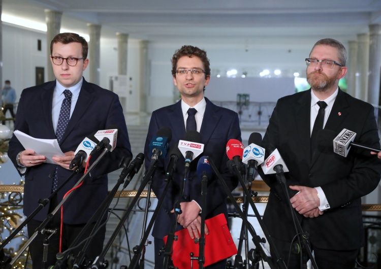 Warszawa. Konferencja prasowa polityków Konfederacji Facebook znów uderza w Konfederację. Usunięto profil Koła Poselskiego po 7 godzinach. Bez ostrzeżeń