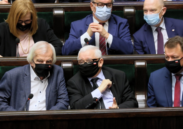  [Sondaż] Spadek poparcia dla PiS i Konfederacji. Pięć partii w Sejmie