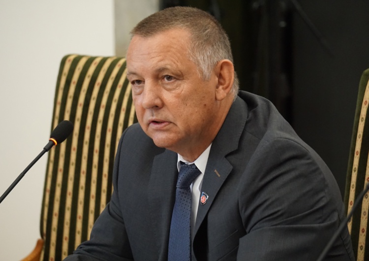 Prezes NIK Marian Banaś „Zarobił Marian Banaś”. Najbardziej poszukiwana Polka już w kraju. W tle oszustwa na prawie 400 mln zł