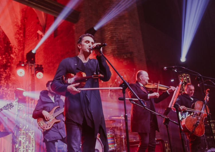  [nasza fotorelacja] „Pomorze Śpiewa Kolędy”. Wyjątkowy koncert Zakopower w bazylice Św. Brygidy