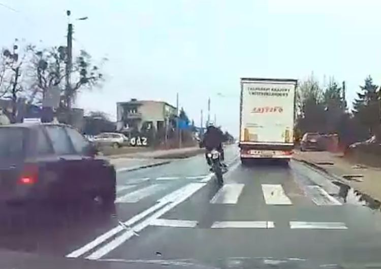  „Motorowerzysta dzięki refleksowi uszedł z życiem”. Rekordowe 3500 zł mandatu. Szokujące nagranie policji [WIDEO]