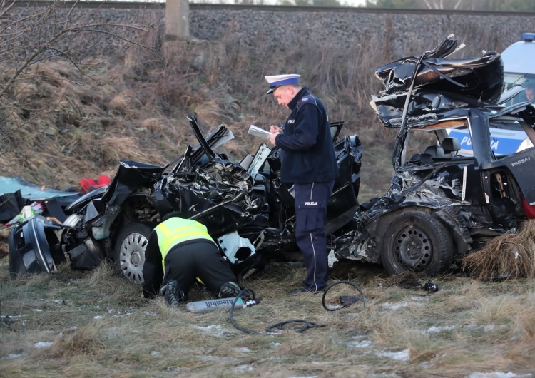Michałów, 18.01.2022. Miejsce zderzenia samochodu osobowego z pociągiem na niestrzeżonym przejeździe kolejowym w miejscowości Michałów (gm. Kutno) Tragedia pod Kutnem. Młoda kobieta z dwójką dzieci wjechała pod pociąg